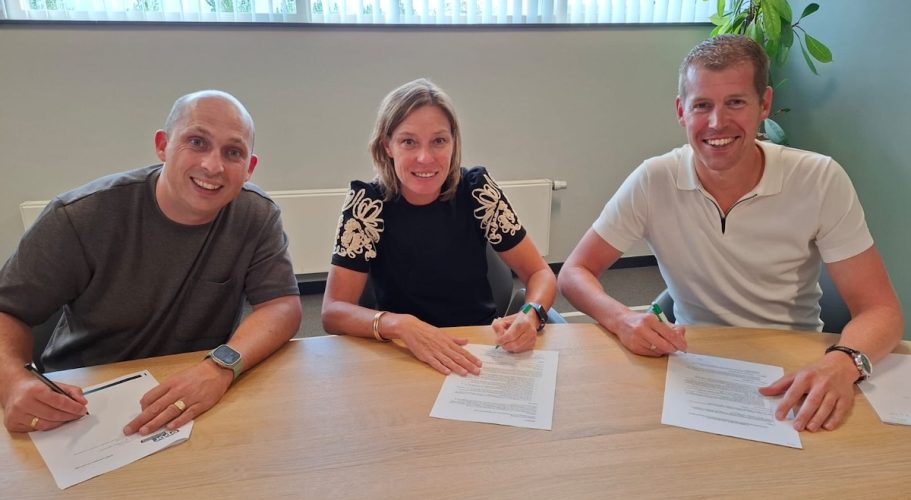 Ondertekening July Patoir centrummanager